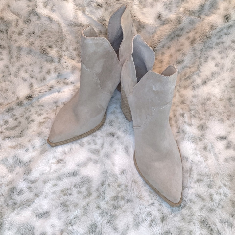 Chaya Pointed Toe Bootie NWOT